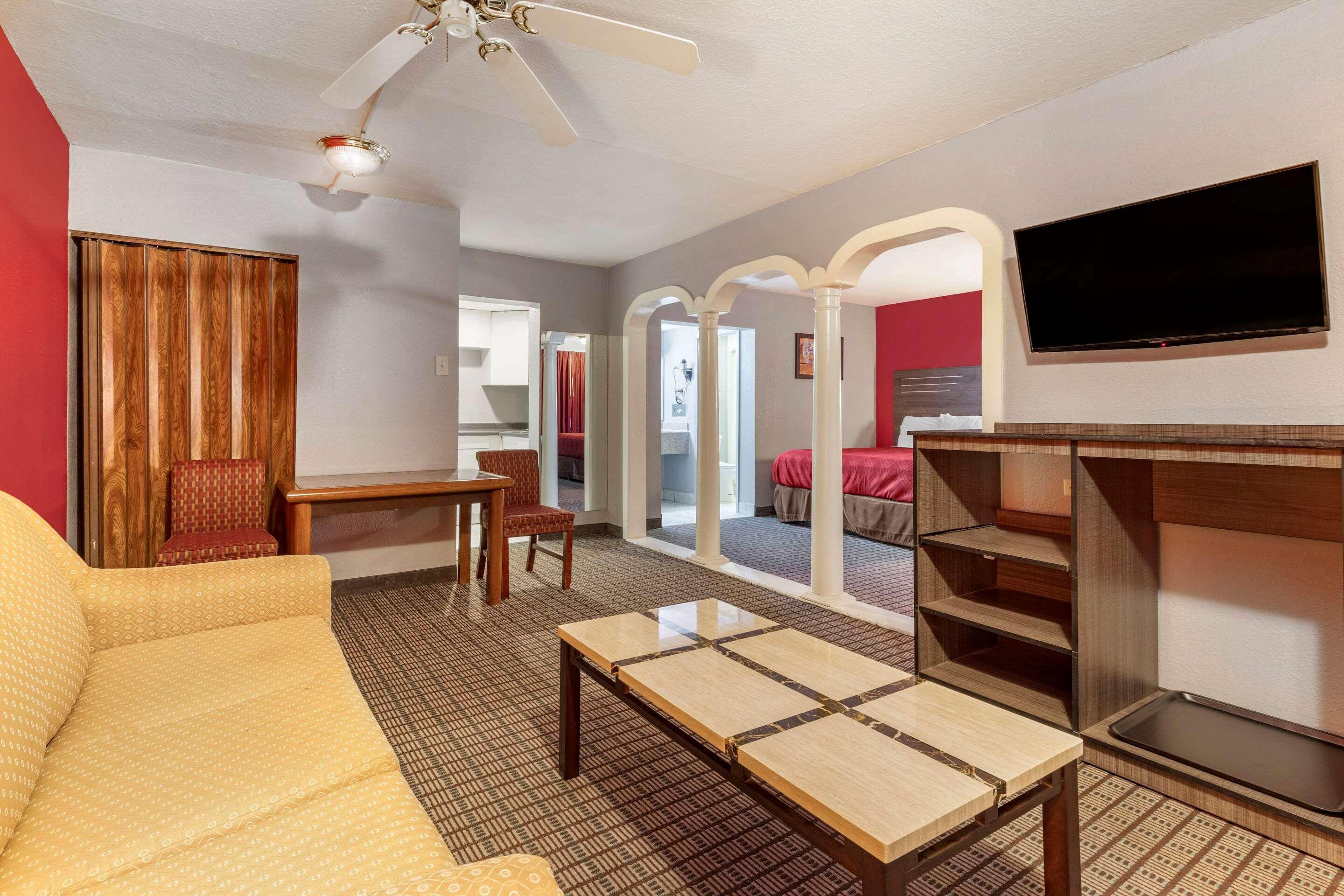 Econo Lodge Wichita Falls Downtown Екстериор снимка