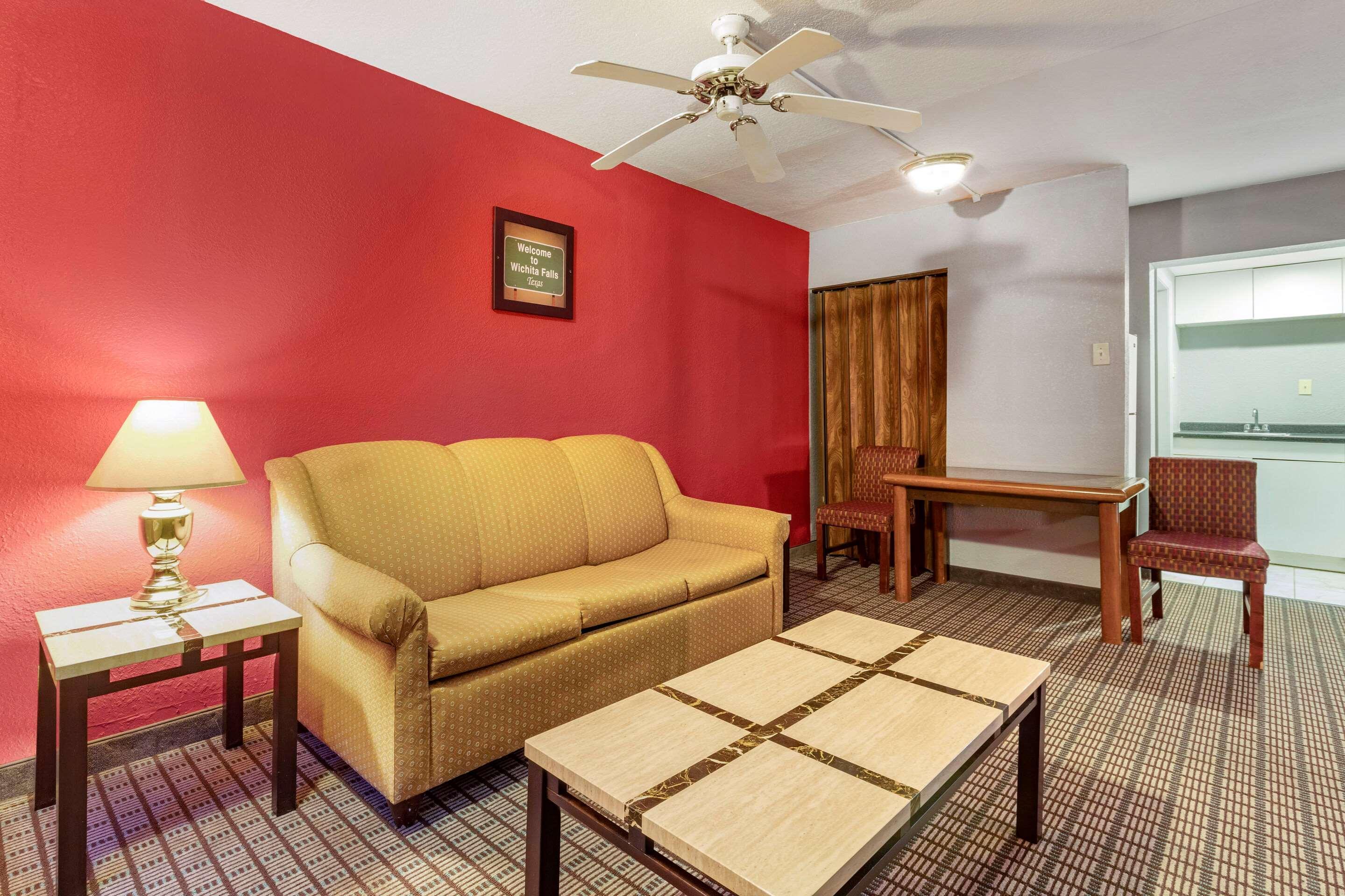 Econo Lodge Wichita Falls Downtown Екстериор снимка