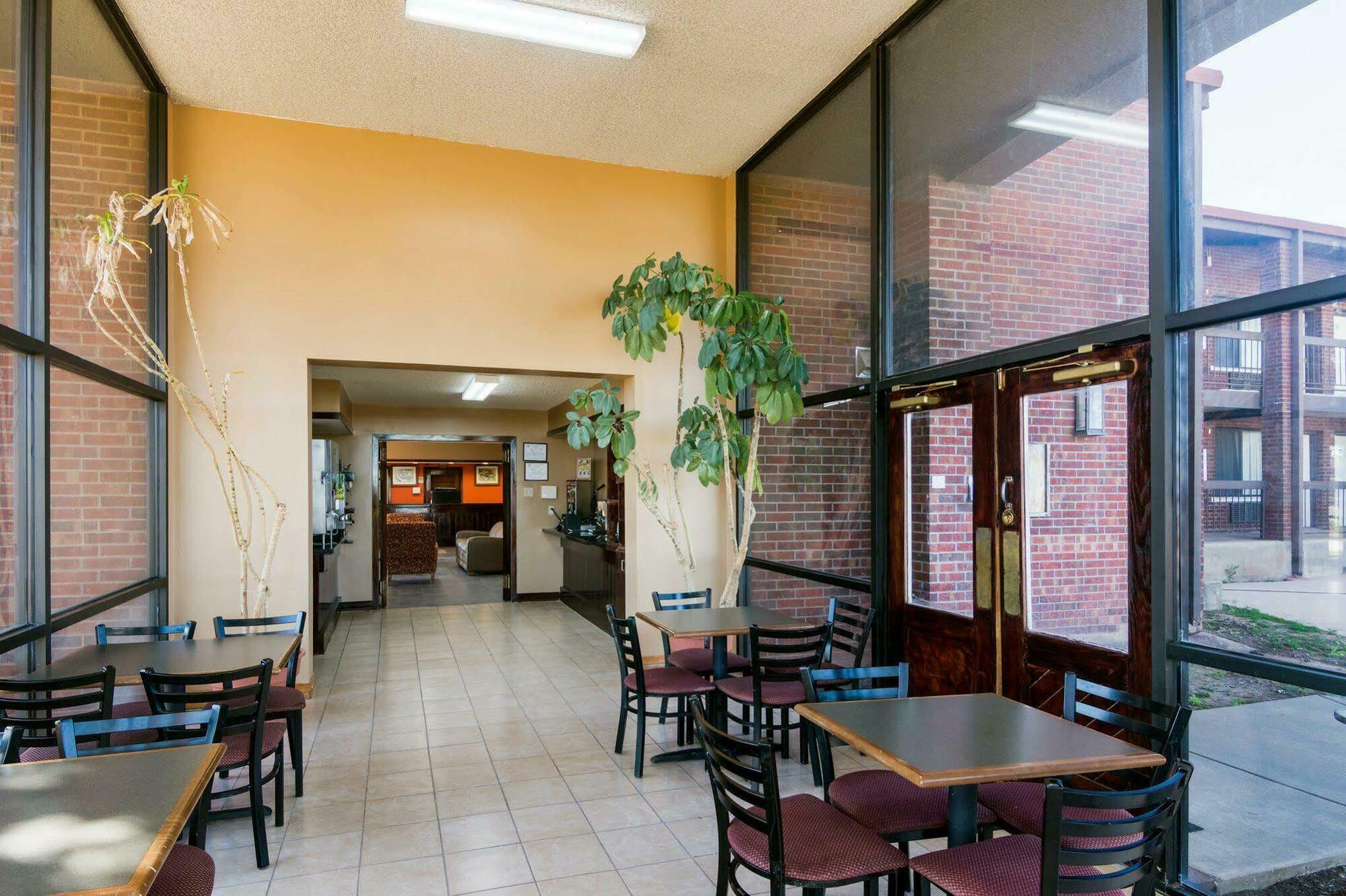Econo Lodge Wichita Falls Downtown Екстериор снимка