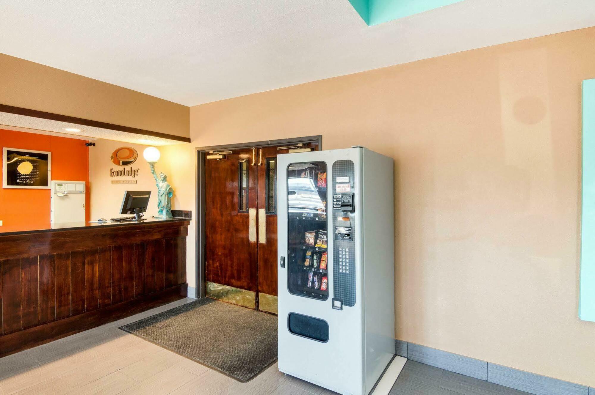 Econo Lodge Wichita Falls Downtown Екстериор снимка